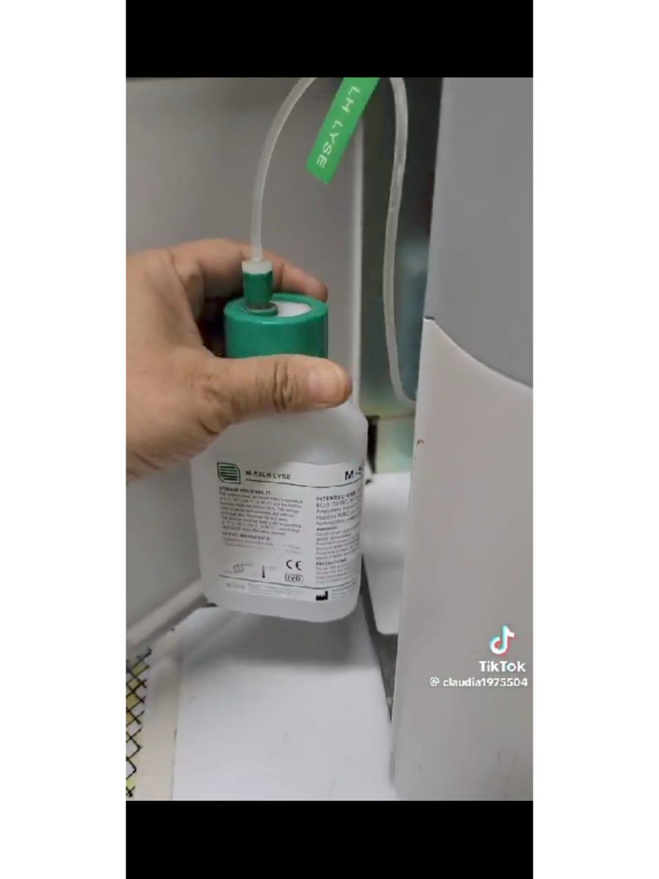 Los reactivos tienen fecha de vencimiento de junio, el video fue subido en agosto, pero se confirmó que se usaron los insumos caducados por lo menos un mes.