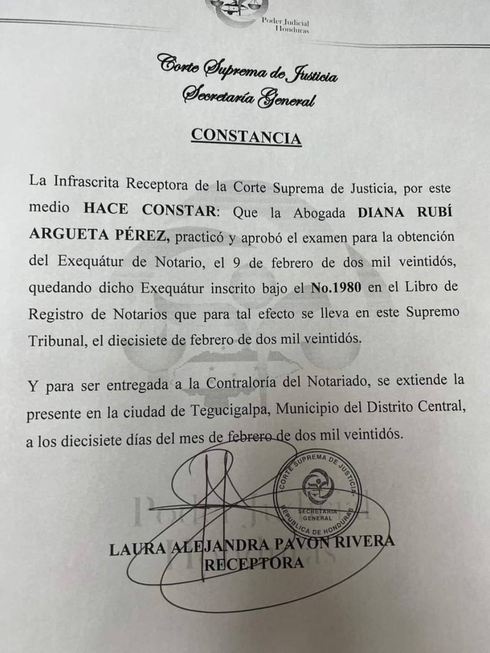La constancia de la CSJ que afirma que Argueta aprobó el examen para ser notaria.