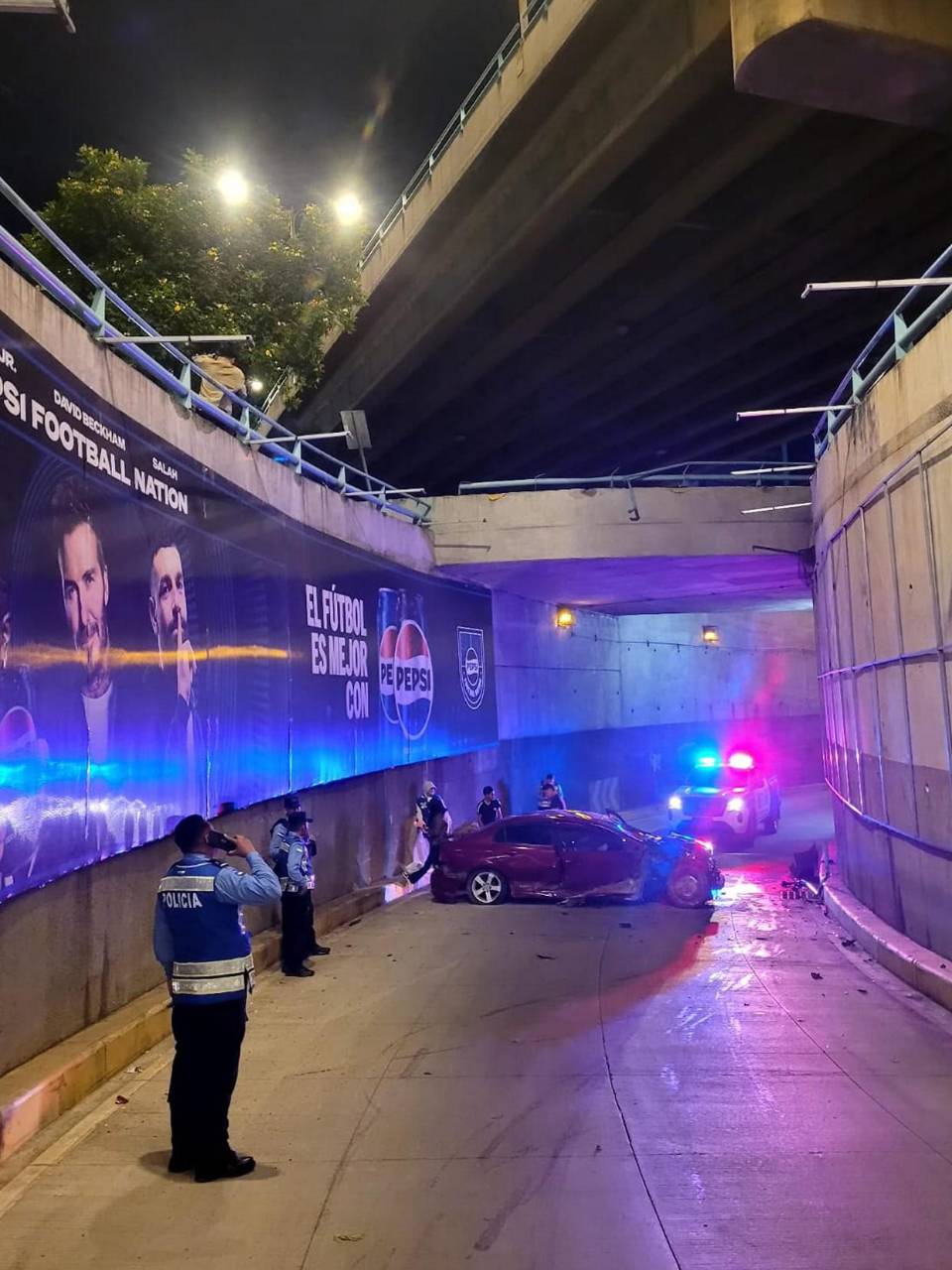 Debido al impulso que traía el auto, el conductor no puedo maniobrar al llegar a la curva.