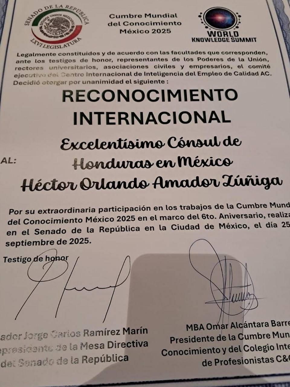 Héctor Amador, cónsul de Honduras en México, recibe reconocimiento internacional
