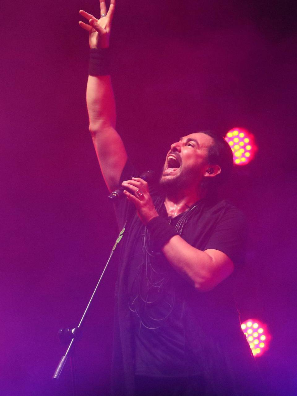 Fue con Aquí que el tiempo pareció detenerse. En ese instante, el concierto alcanzó su punto más alto.