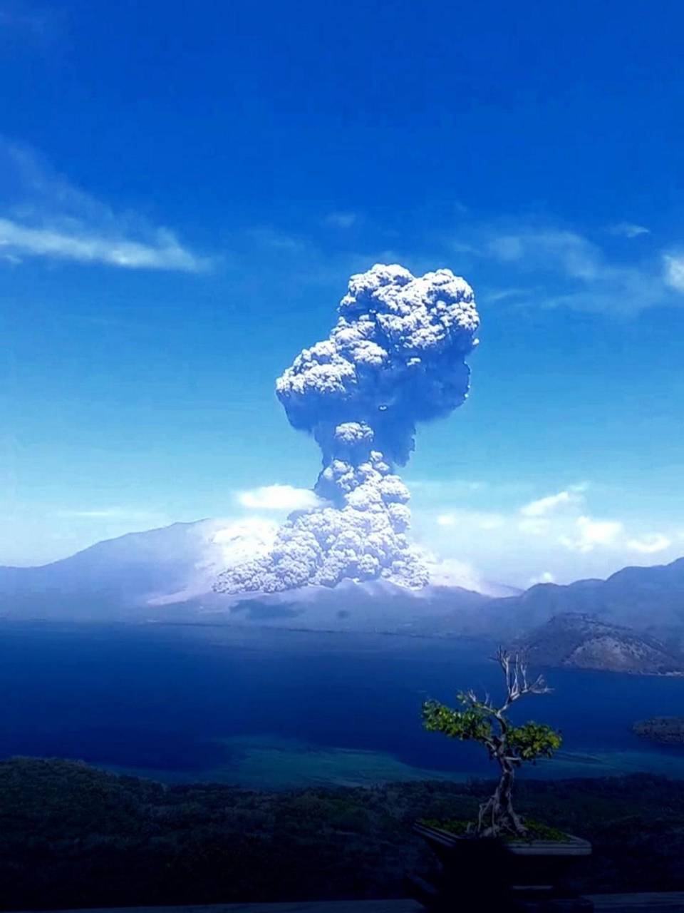 Una foto facilitada por el Centro de Vulcanología y Mitigación de Riesgos Geológicos de Indonesia (PVMBG) muestra el lago-laki del monte Lewitobi expulsando cenizas durante su erupción en el este de Flores, Indonesia.