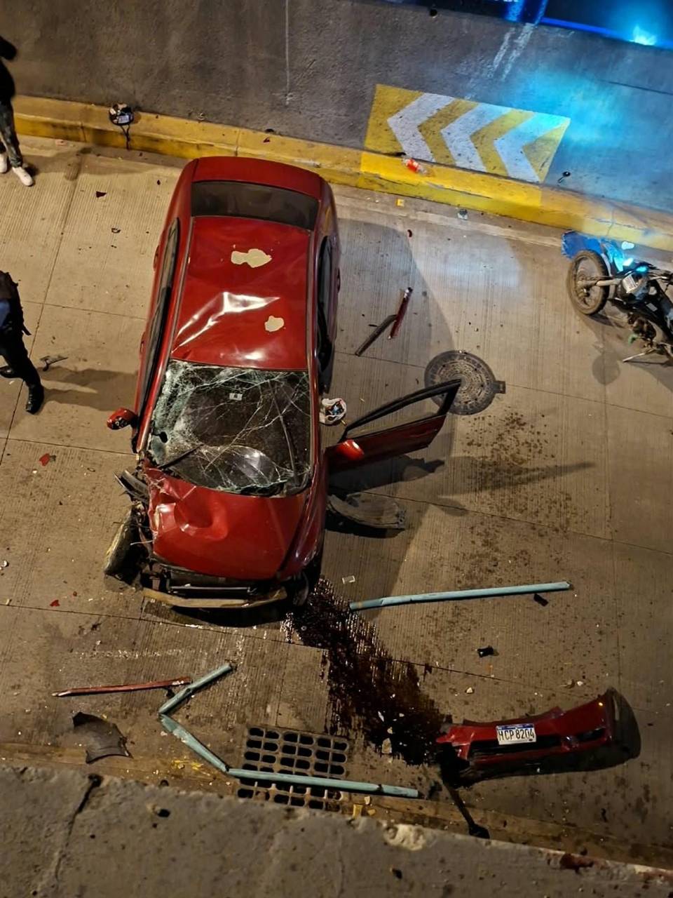 El conductor resultó vivo de milagro tras el aparatoso volcamiento.