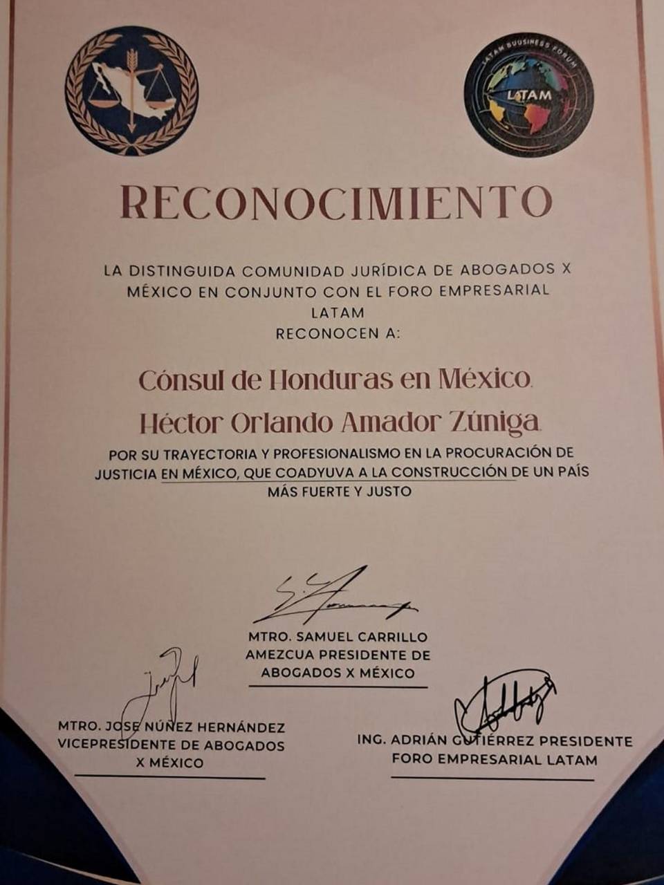 Al cónsul hondureño se le reconoció su trayectoria y profesionalismo.