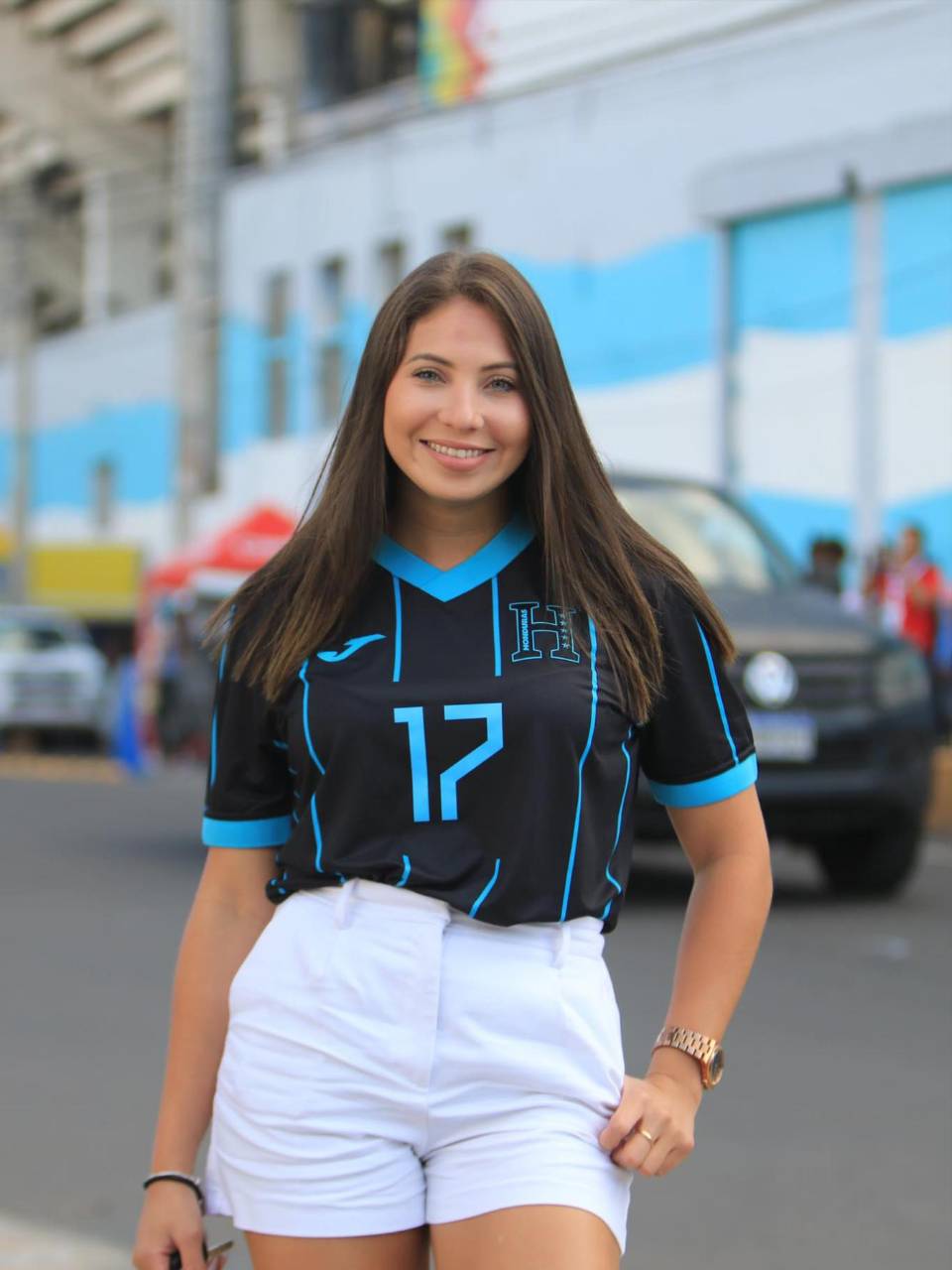 La guapa novia de Luis Palma es una de las aficionadas que roba miradas en la previa del partido de esta noche.