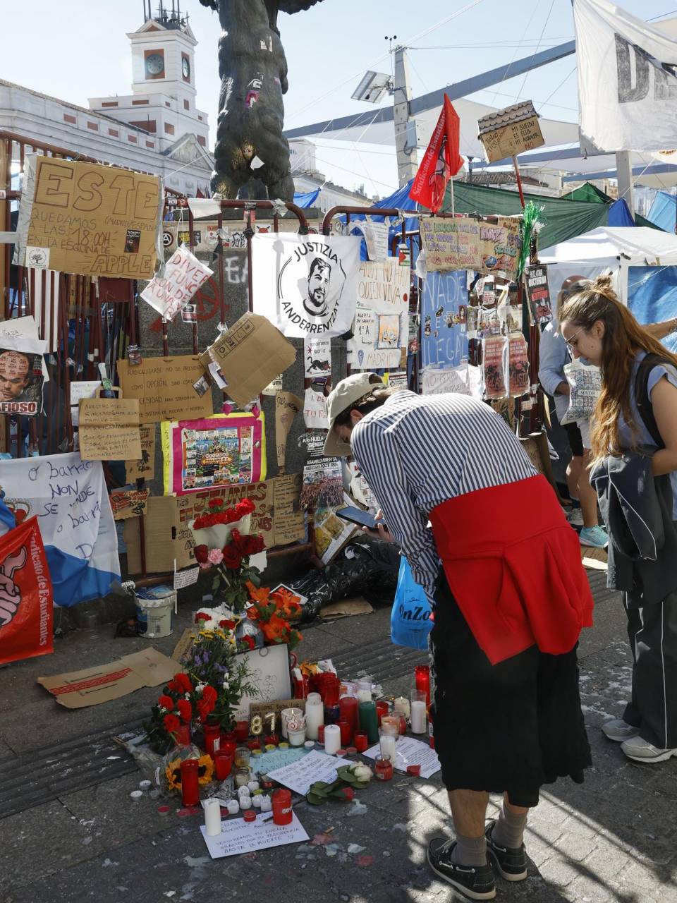 Varios mensajes y velas colocados en la Puerta del Sol en recuerdo de Maricarmen, este jueves. La muerte de Maricarmen, la anciana española de 87 años que fue desahuciada.