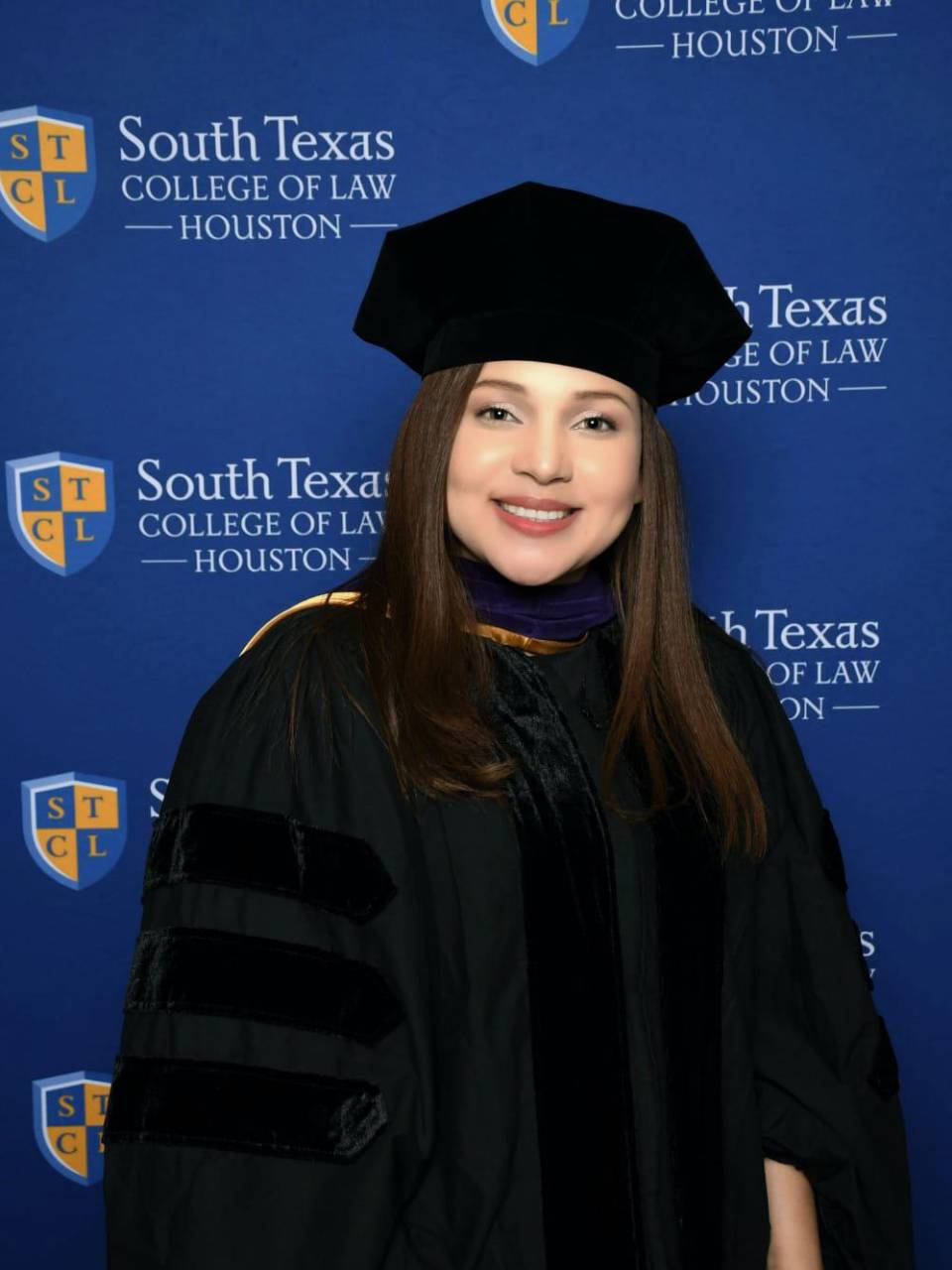 Hasta que finalmente obtuvo su Doctorado en Jurisprudencia de South Texas College of Law Houston.