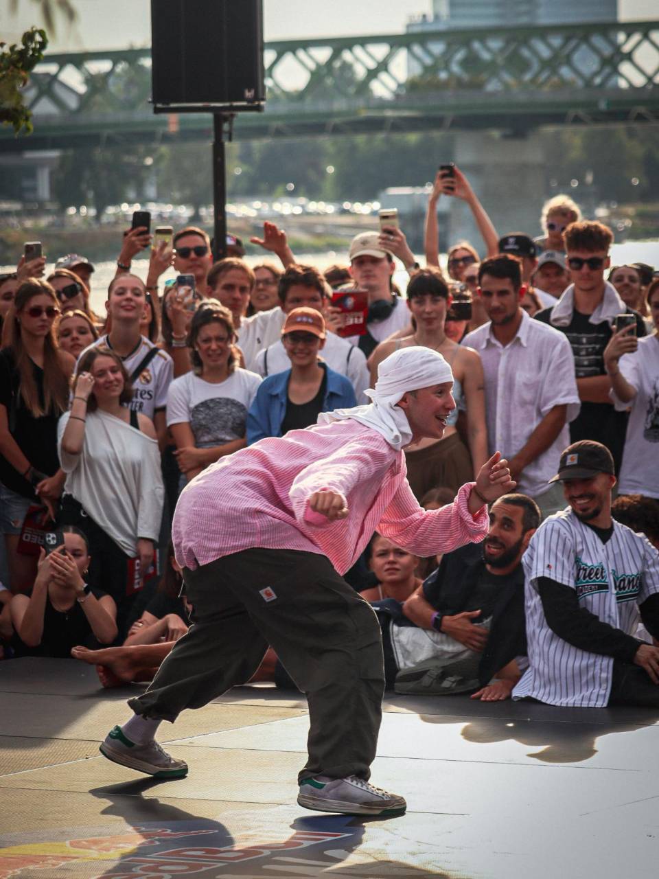 Los encuentros multitudinarios en parques y explanadas demuestran cómo una tendencia nacida en TikTok ha cobrado vida física en el espacio público.
