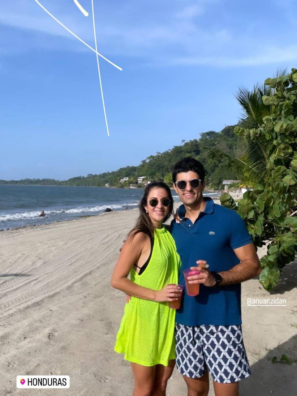 Maity y su novio Anuar en las playas hondureñas.