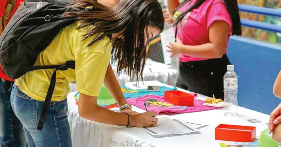 ¿Cómo puedo solicitar una beca en la UNAH si soy estudiante?