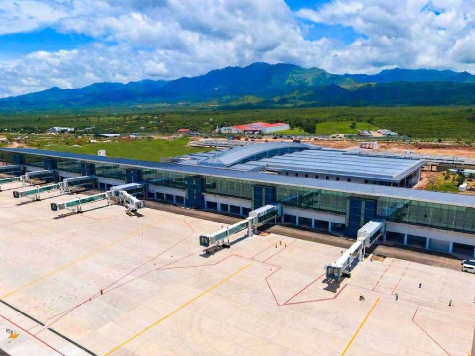 El aeropuerto Palmerola fue inaugurado en octubre de 2021 bajo la administración de Juan Orlando Hernández. EL HERALDO y el gobierno informaron que el Estado puso el 66% de la inversión.