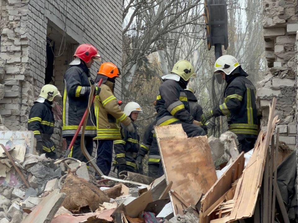 Los rescatistas del Servicio de Emergencia de Ucrania trabajan en un edificio residencial de cinco pisos dañado después de un ataque ruso en Mykolaiv el 11 de noviembre de 2022, en medio de la invasión rusa de Ucrania.