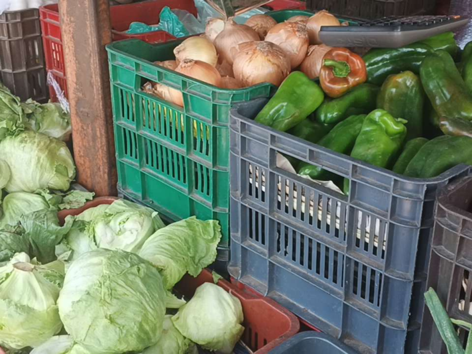 Las cajas de legumbres y verduras aumentaron sus precios casi en un 100%; se están vendiendo al doble de lo habitual, dicen negociantes.