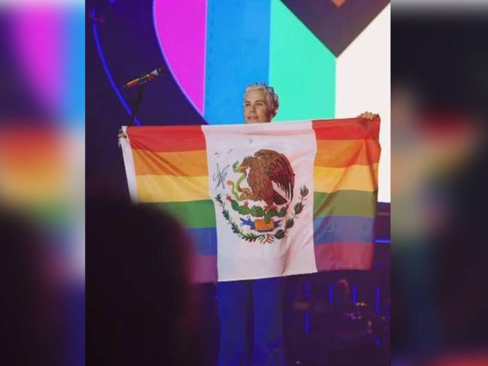 Esta fue la bandera que el mexicano mostró en el escenario.