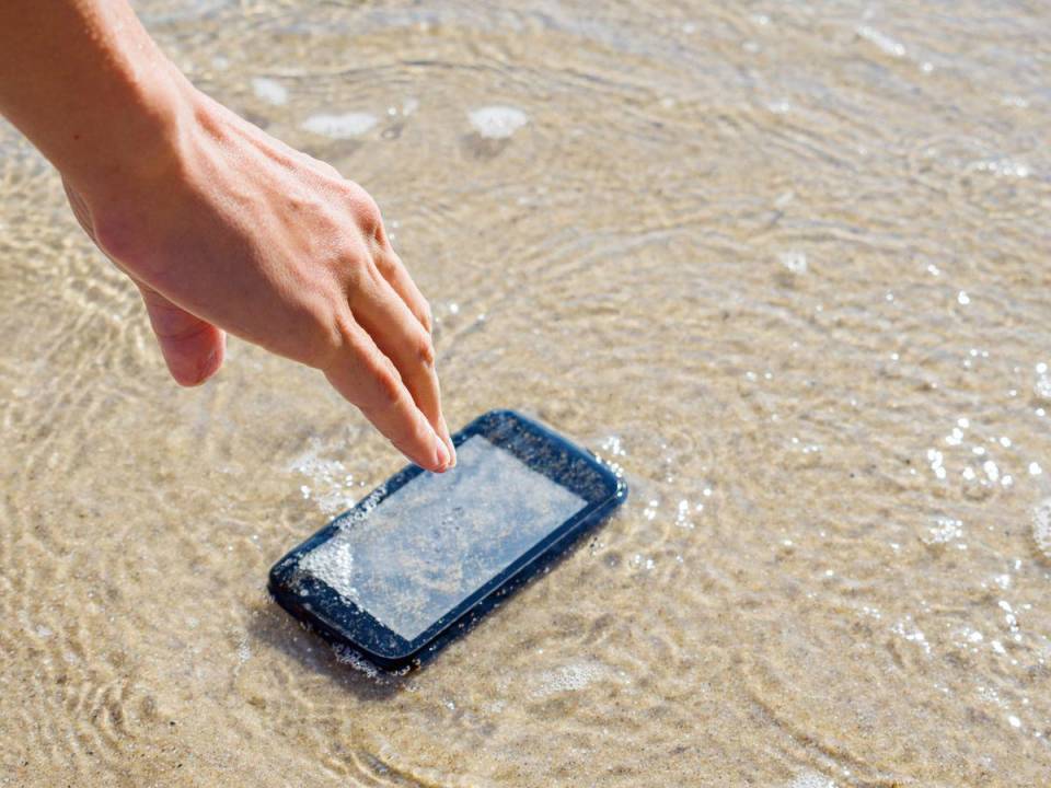 En temporada de vacaciones los teléfonos están más expuestos al contacto con el agua.