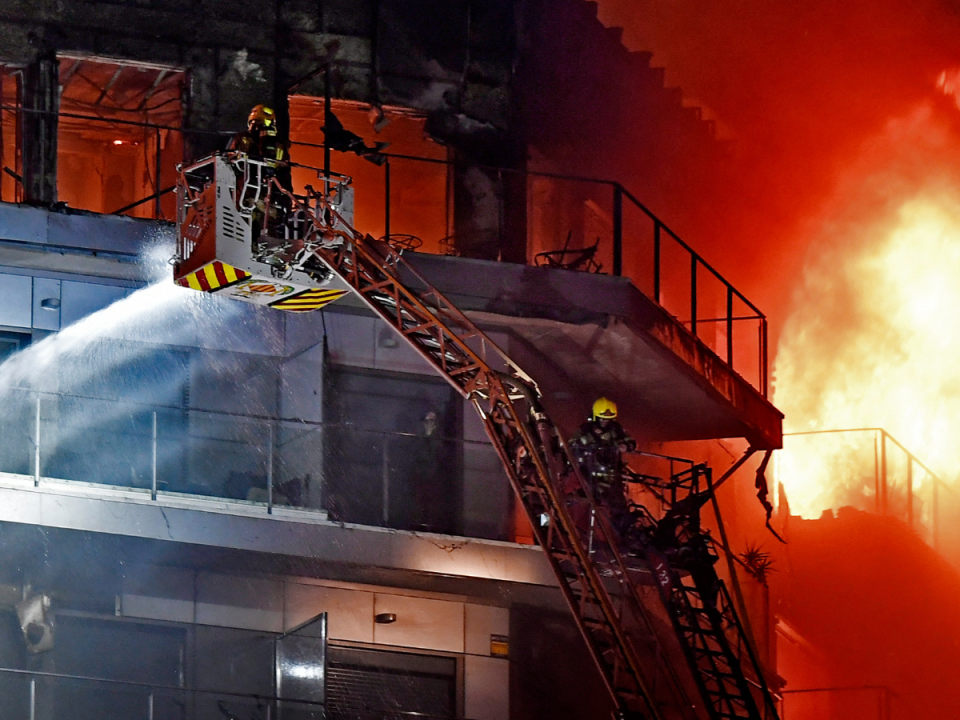 Edificios de Valencia, España siendo consumidos por un voraz incendio