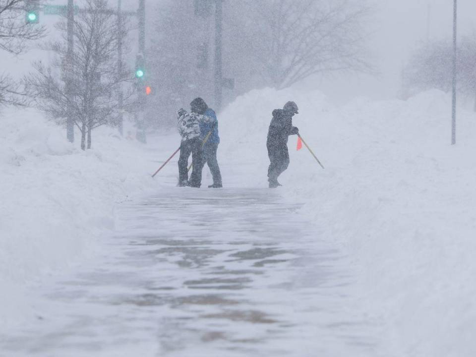 Las personas salen a abrir caminos cubiertos por la nieve