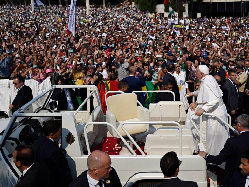 El Papa Francisco se sube al papamóvil antes de partir del Santuario de Nuestra Señora de Fátima, en Fátima, el 5 de agosto de 2023.