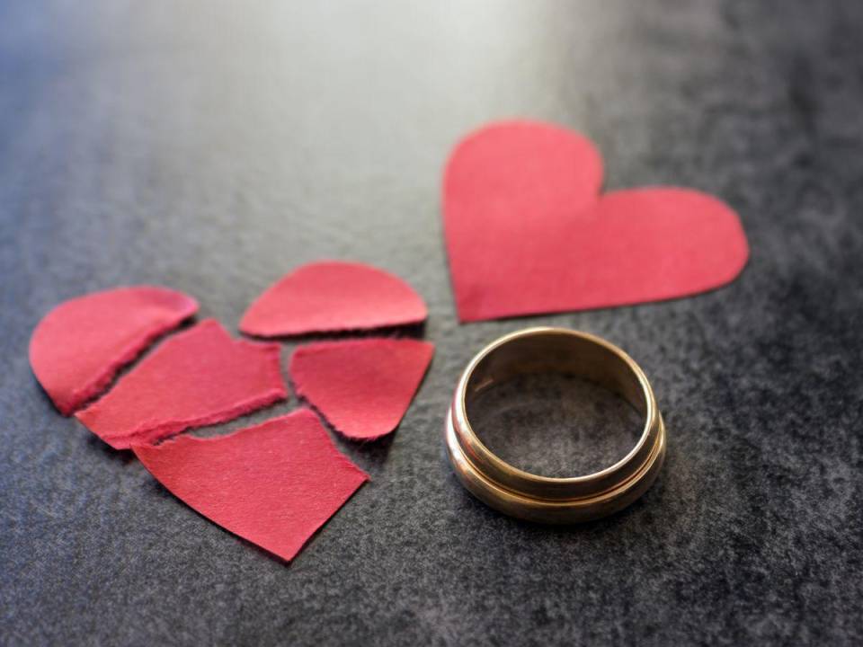 La infidelidad financiera puede originarse en problemas de comunicación y confianza en la pareja
