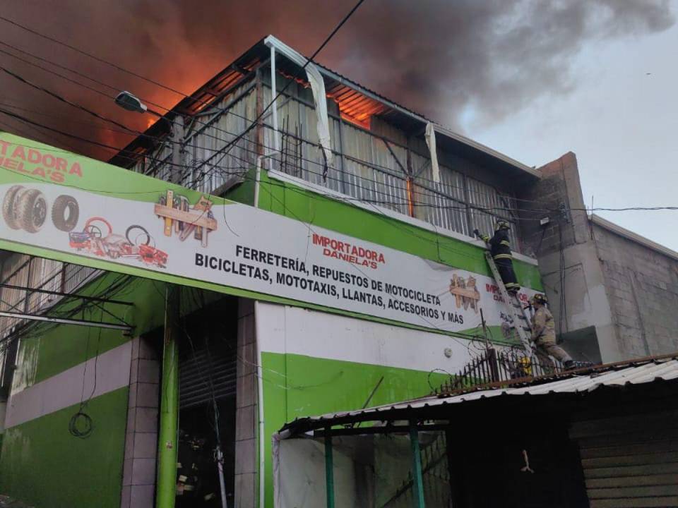 Un fuerte incendio se desató la tarde del domingo -11 de febrero- en un sector comercial de la capital hondureña, Tegucigalpa, causando pérdidas considerables en varios negocios cercanos a Casa Alianza.