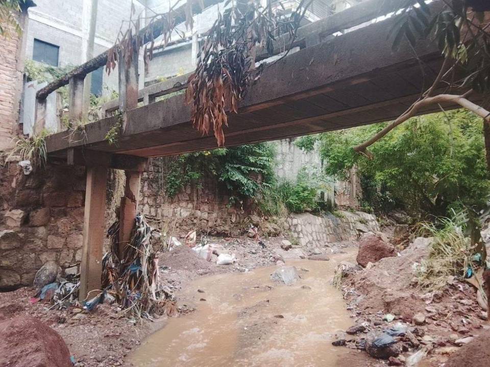 Más de 5,000 vecinos del sector 7A de la colonia Villa Nueva podrían quedar incomunicados si colapsa uno de los puentes peatonales que conecta a la zona y se encuentra sumamente deteriorado.