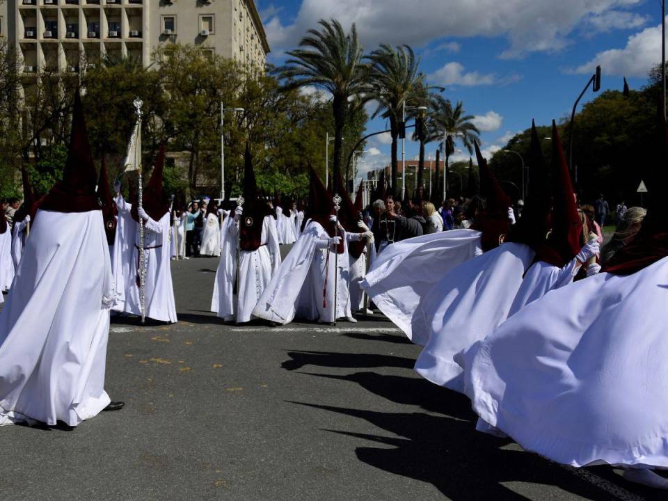 Los penitentes de la hermandad de El Cerro participaron en la procesión del Martes Santo en Sevilla.