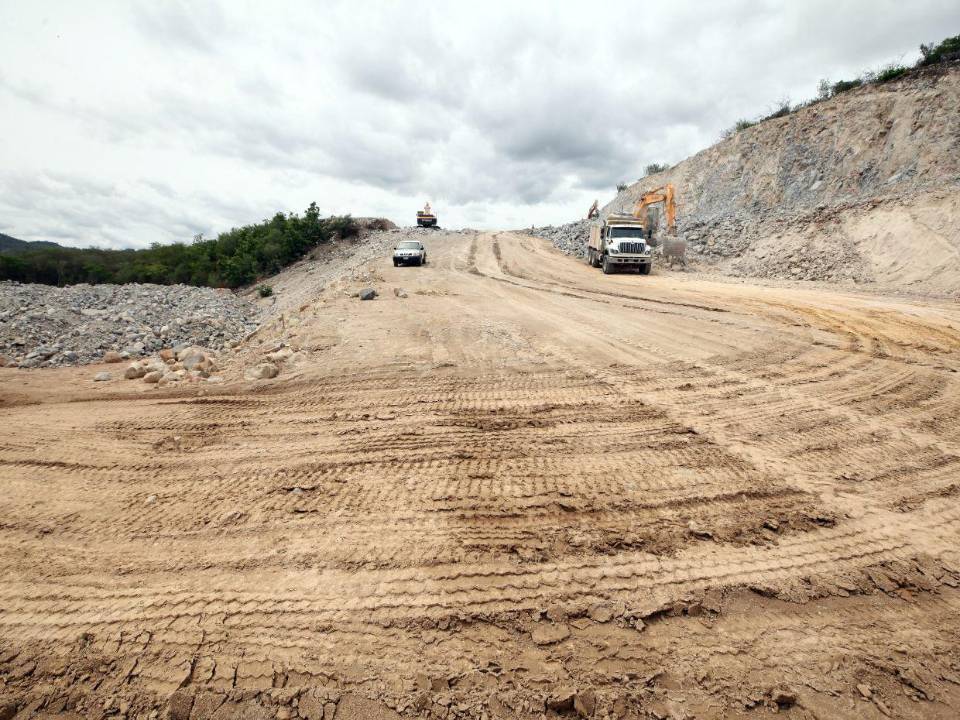 La construcción del libramiento al sur incorpora pavimento hidráulico y ampliación futura hasta seis carriles vehiculares.