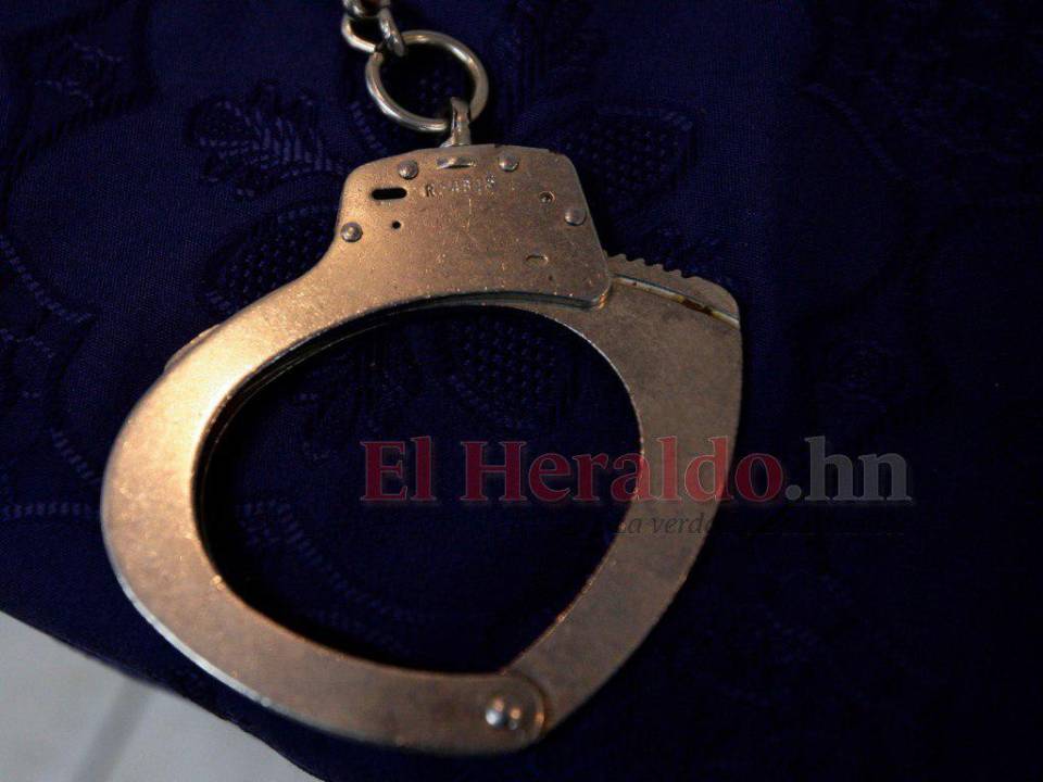 Estas esposas son forjadas con acero de carbono y enchapadas en niquel.