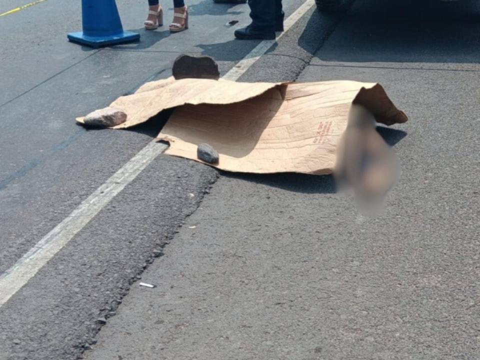 El cadáver del menor quedó a la orilla del calle luego de ser arrollado.