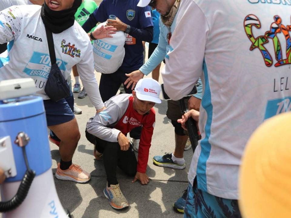 El japonés no pudo más, de momento, y tuvo que ser auxiliado por su equipo para poder recibir cuidados y descansar.