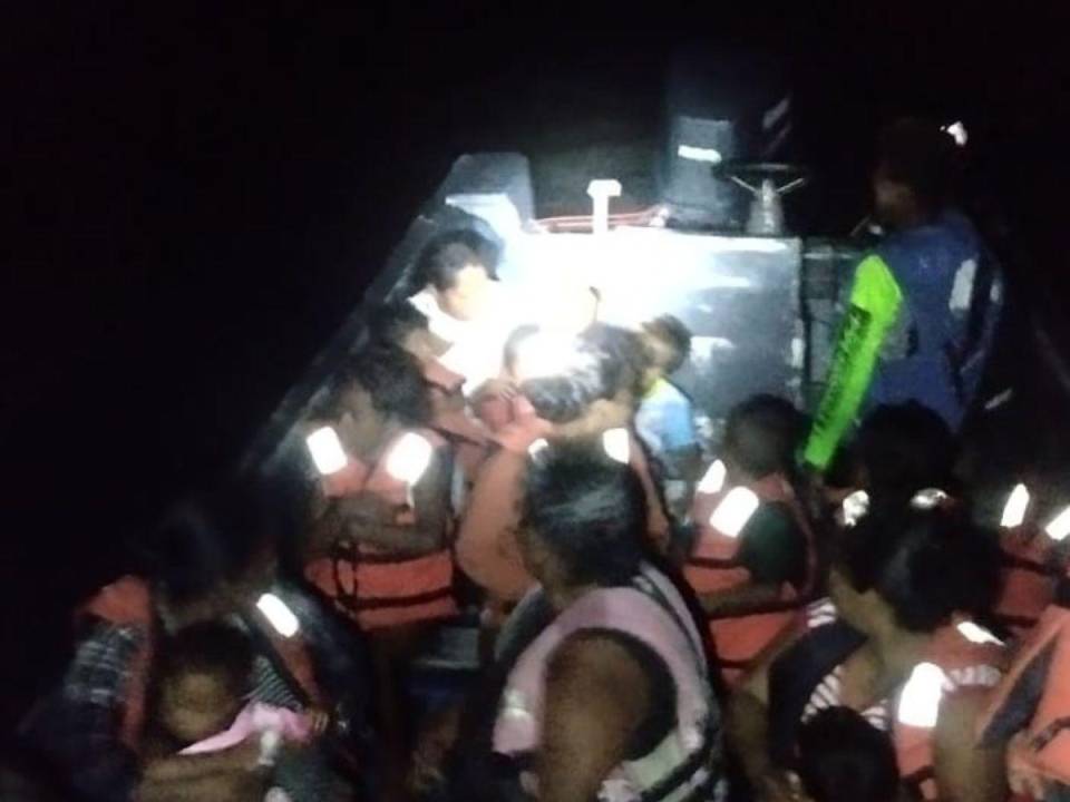 Nuevo naufragio en Honduras. 17 personas fueron rescatadas por las autoridades.