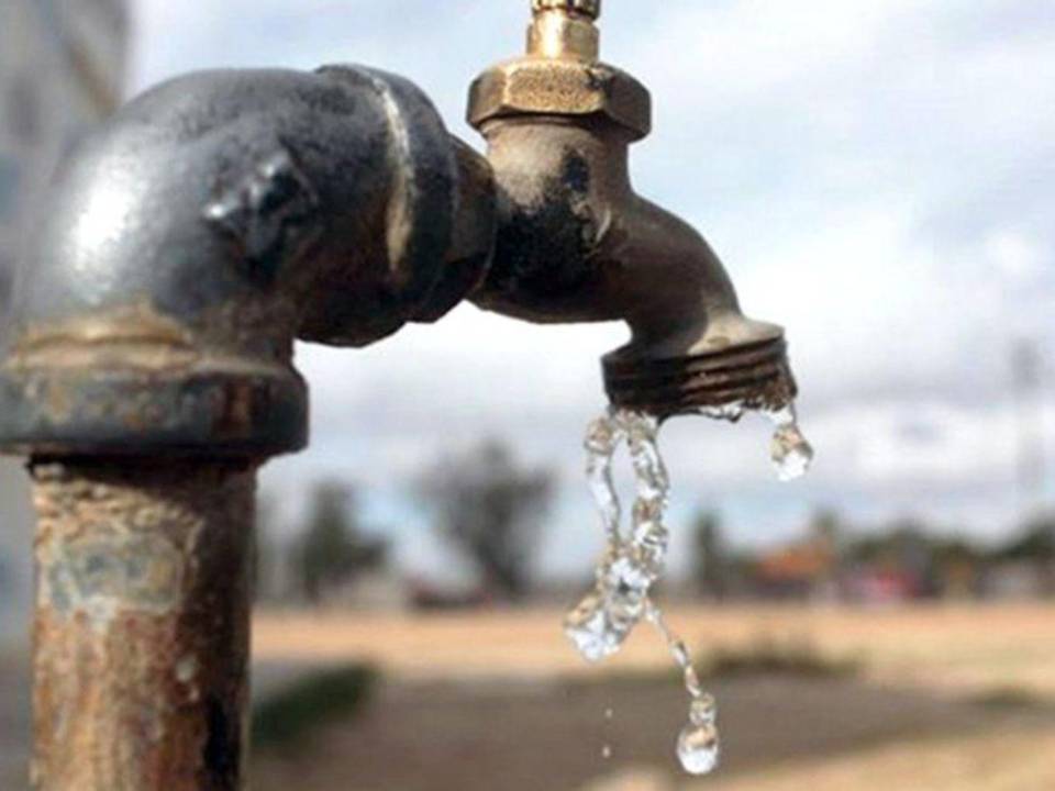 Según las autoridades diariamente se pierden aproximadamente 87,000 metros cúbicos de agua debido a fugas.