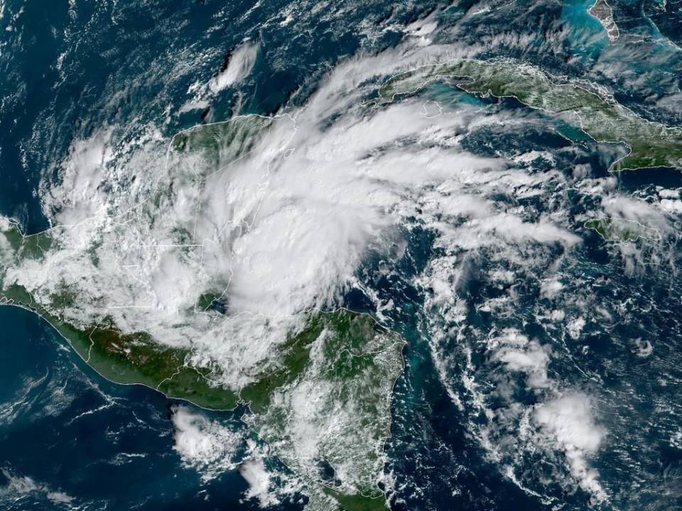 Imagen satelital obtenida de la Administración Nacional Oceánica y Atmosférica muestra al huracán Lisa acercándose a la Península de Yucatán