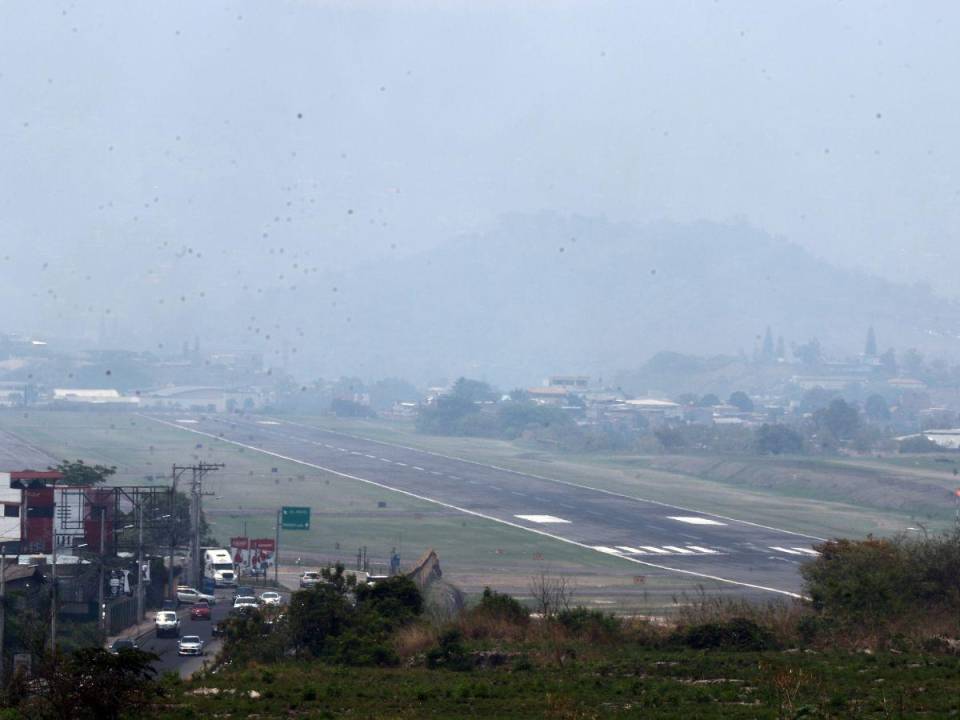 En una fotografía capturada desde El Picacho, se evidencia que los edificios y cerros en Tegucigalpa casi desaparecen entre el humo y la bruma.