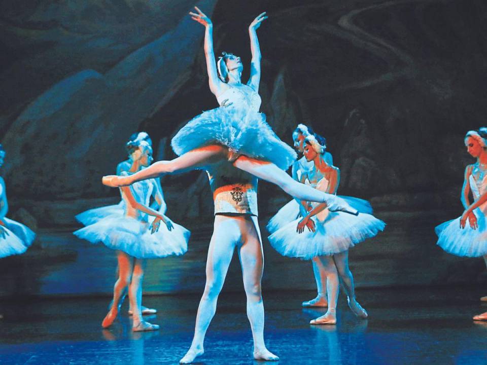 A través del ballet, el público conoce de la historia de un amor imposible entre el príncipe Siegfried y Odette.