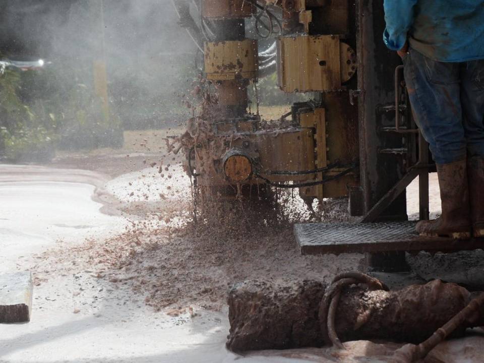 Tras una semana de iniciadas las obras de perforación continua, la Alcaldía Municipal del Distrito Central (AMDC) confirmó esta semana que el primer pozo de emergencia perforado para enfrentar la crisis hídrica que afecta a la capital finalmente lanzó agua, causando agrado en las autoridadesque buscan paliar la crisis hídrica en la capital. Aquí las imágenes del esperado momento.