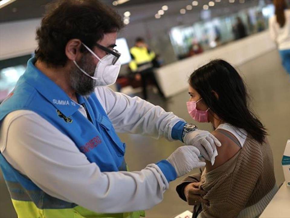 El gobierno español implementó a finales de marzo una nueva estrategia para tratar al covid-19 como una enfermedad endémica, comparable a la gripe.