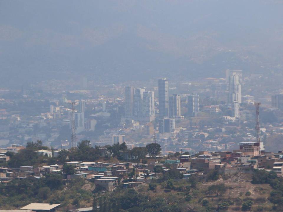 La problemática aumentará para el mes de abril debido a los incendios forestales o de zacateras y la alta temperatura que provoca la concentración de humo y bruma.