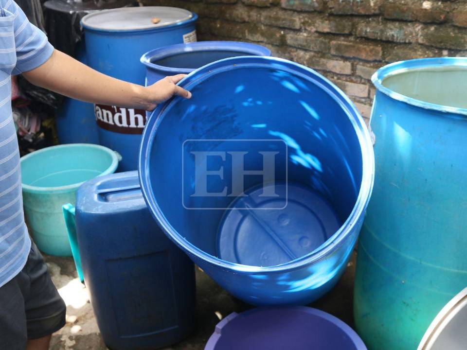 La falta de lluvias ha derivado en que los niveles de las represas estén en niveles bajos, dificultando para cientos de capitalinos el acceso al agua.