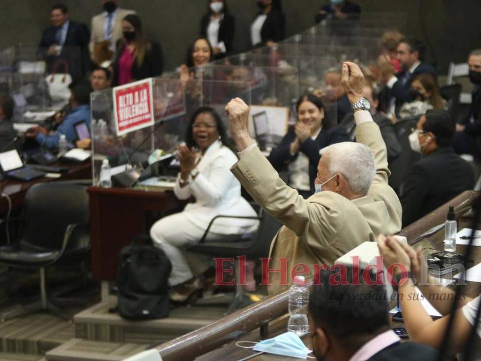 Sin debate, a “silbatazos” y con polémica: Congreso Nacional deroga decreto 100-2021 (Fotos)