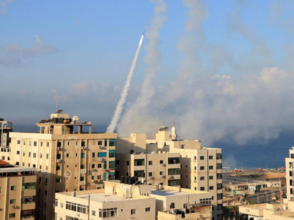 El ejército de Israel respondió atacando por aire objetivos de Hamás en Gaza, y estaba combatiendo también en suelo israelí, cerca del enclave palestino, contra milicianos infiltrados desde Gaza por tierra, mar y aire.