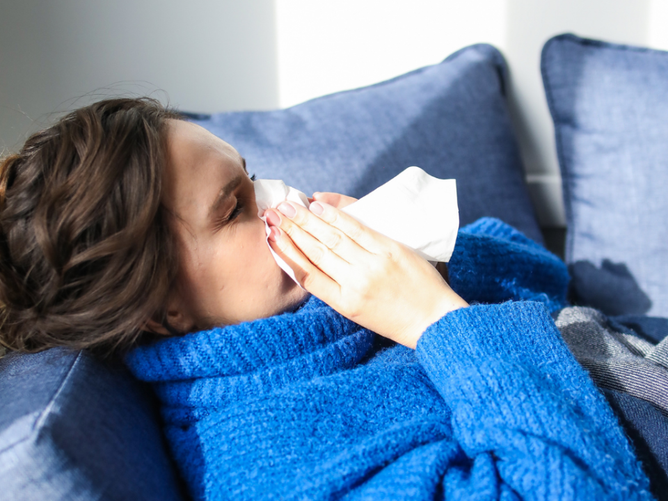 Dolor de garganta, fatiga y dolor de cabeza son algunos de los síntomas comunes.