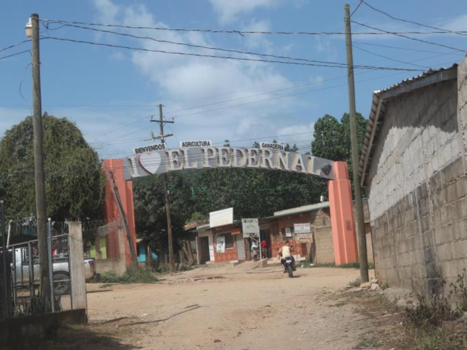 En El Porvenir, Francisco Morazán, hay decenas de mansiones que, según el vicealcalde de ese municipio, fueron construidas gracias a los migrantes. El Pedernal, una comunidad en ese municipio, es uno de los ha desarrollado su infraestructura.