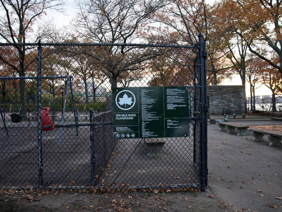 El parque infantil Ten Mile River en Harlem alguna vez incluyó monos de hierro con grilletes que adornaban un baño público.