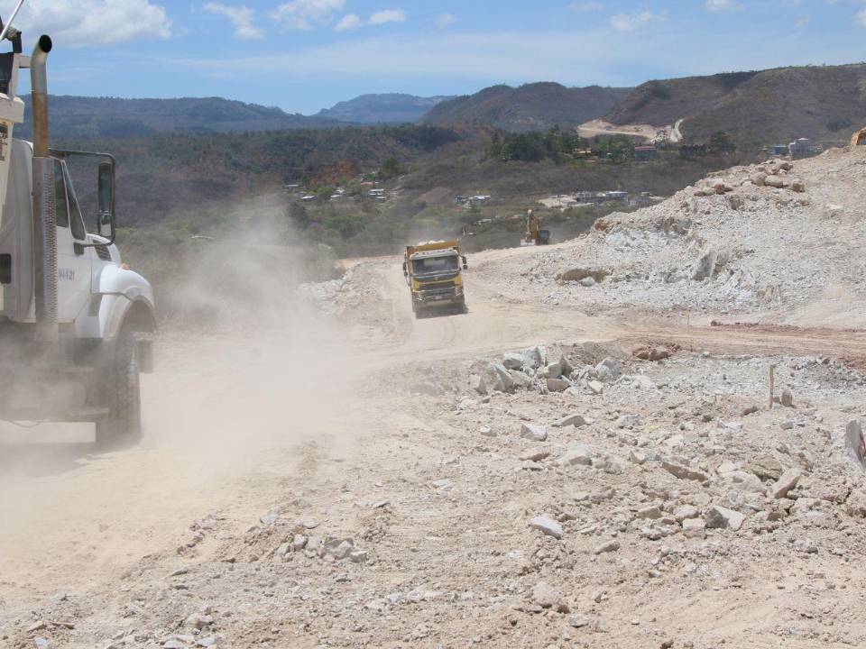 El proyecto vial hacia la CA-5 Sur avanza lentamente por obstáculos en la liberación de tierras y dificultades para el ingreso de maquinaria.