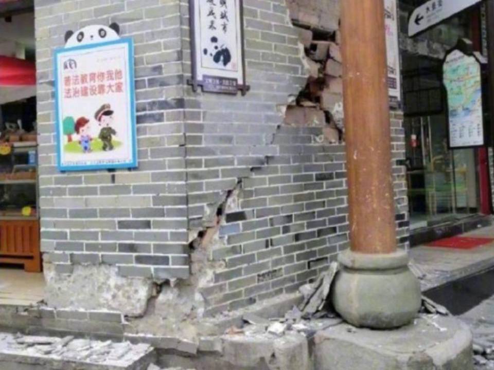 En la zona del epicentro varios edificios resultaron dañados pero, de momento, las autoridades no han dado cuenta de ningún derrumbe, según indicaron los bomberos de Sichuan en Weibo.