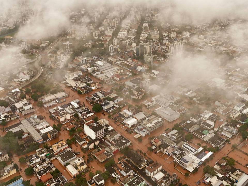 Las intensas lluvias que azotan el sur de Brasil han desencadenado una serie de inundaciones que han dejado muerte y destrucción en su paso.