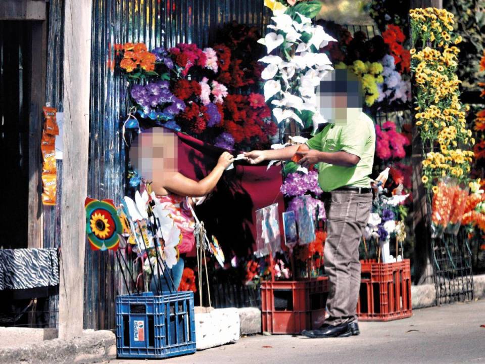 La Unidad Investigativa de EL HERALDO Plus pagó en una floristería 3,500 lempiras por una licencia de conducir ilegal.