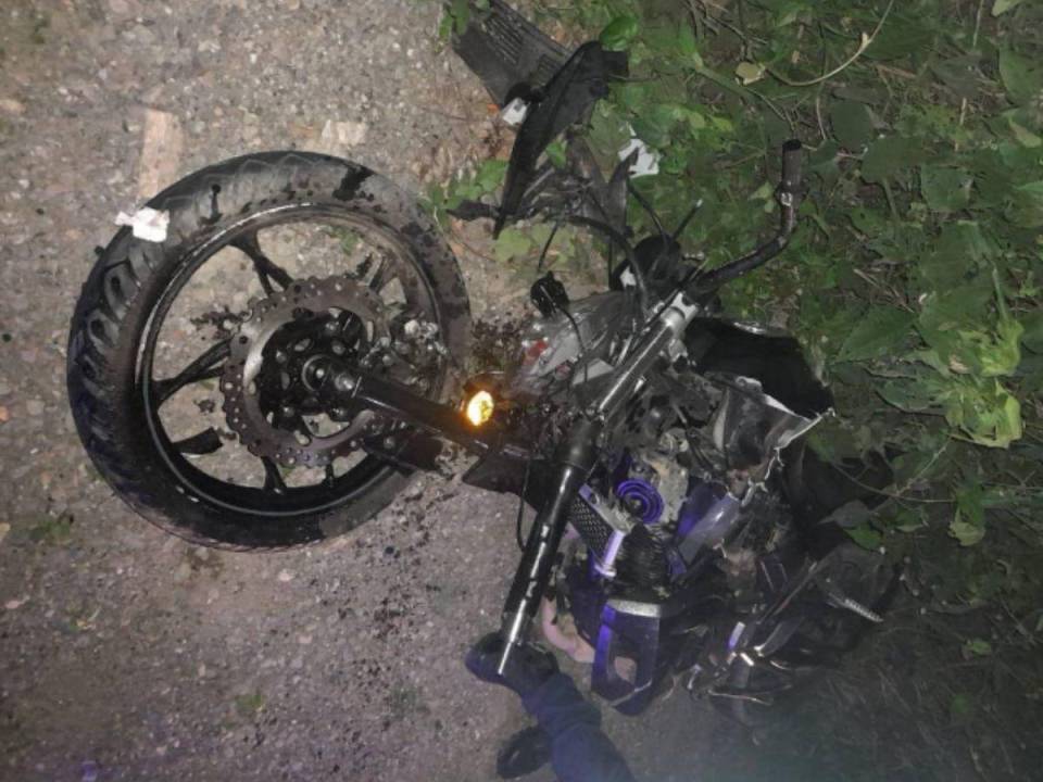 Las motocicletas quedaron destruidas después del fuerte impacto.
