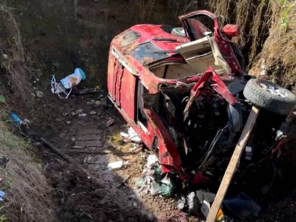 El vehículo en que viajaba la familia quedó completamente destruido tras el accidente en la CA-5.